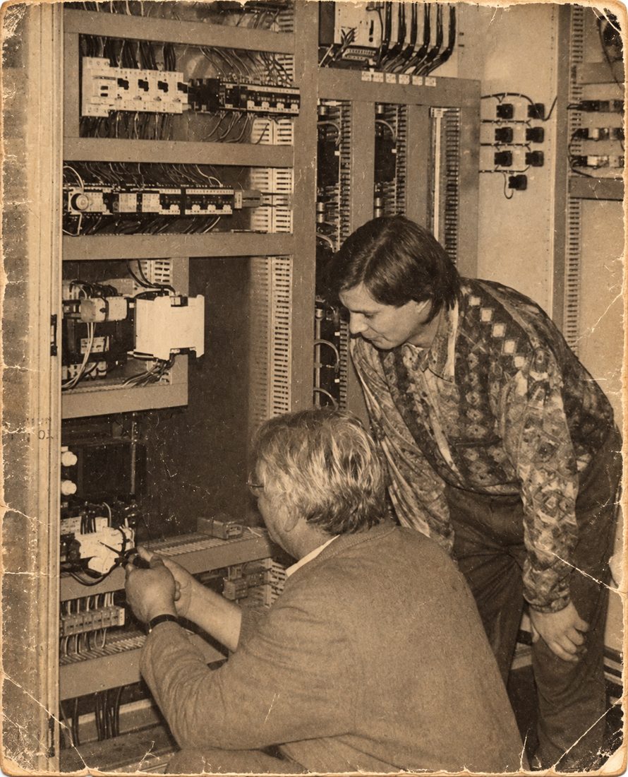 Marc et Christian Bihl devant une armoire électrique, juin 1999